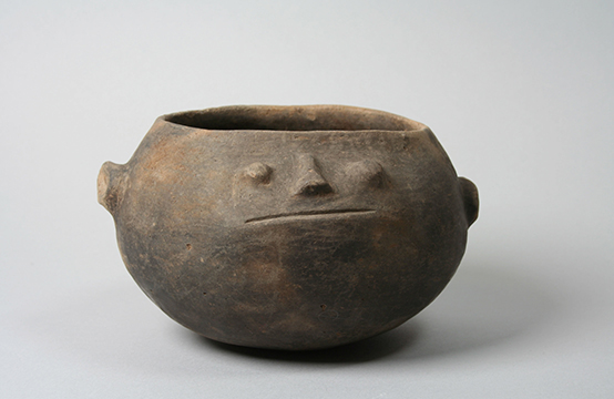 An ovular bowl with a small subtle face and ears